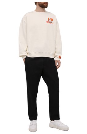 Мужской хлопковый свитшот HERON PRESTON кремвого цвета по цене 48050 руб., арт. HMBA016F21JER0030440 | Фото 2 Мужской хлопковый свитшот HERON PRESTON кремвого цвета, арт. HMBA016F21JER0030440 | Фото 2 (Длина (для топов): Стандартные; Материал внешний: Хлопок; Рукава: Длинные; Мужское Кросс-КТ: свитшот-одежда; Принт: С принтом; Стили: Спорт-шик)