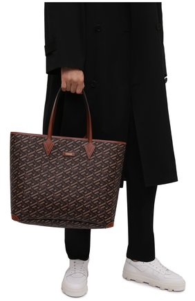 Мужская сумка-шопер la greca signature VERSACE коричневого цвета по цене 77400 руб., арт. 1001767/1A01444 | Фото 2 Мужская сумка-шопер la greca signature VERSACE коричневого цвета, арт. 1001767/1A01444 | Фото 2 (Материал: Экокожа; Размер: large)