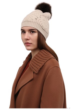 Женская кашемировая шапка LORO PIANA бежевого цвета по цене 440000 тенге, арт. FAM0243 | Фото 2 Женская кашемировая шапка LORO PIANA бежевого цвета, арт. FAM0243 | Фото 2 (Материал: Кашемир, Шерсть, Текстиль)