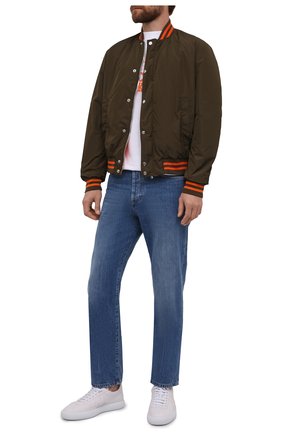 Мужской утепленный бомбер BALMAIN хаки цвета по цене 97800 руб., арт. WH0TF002/140X | Фото 2 Мужской утепленный бомбер BALMAIN хаки цвета, арт. WH0TF002/140X | Фото 2 (Длина (верхняя одежда): Короткие; Материал внешний: Синтетический материал; Материал подклада: Синтетический материал; Рукава: Длинные; Кросс-КТ: Куртка; Принт: С принтом; Стили: Спорт-шик, Милитари; Мужское Кросс-КТ: утепленные куртки)