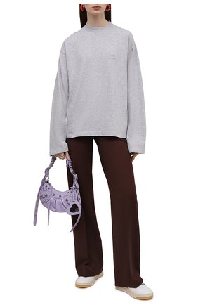 Женская хлопковый лонгслив BALENCIAGA серого цвета по цене 46000 руб., арт. 675050/TLVA6 | Фото 2 Женская хлопковый лонгслив BALENCIAGA серого цвета, арт. 675050/TLVA6 | Фото 2 (Длина (для топов): Стандартные; Рукава: Длинные; Материал внешний: Хлопок; Женское Кросс-КТ: Лонгслив-одежда; Стили: Спорт-шик; Принт: Без принта)