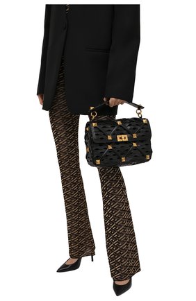Женская сумка roman stud large VALENTINO черного цвета по цене 299500 руб., арт. WW0B0I60/VHH | Фото 2 Женская сумка roman stud large VALENTINO черного цвета, арт. WW0B0I60/VHH | Фото 2 (Материал: Натуральная кожа; Размер: large; Сумки-технические: Сумки top-handle; Ремень/цепочка: На ремешке)