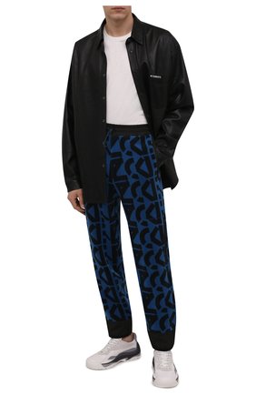 Мужские джоггеры kenzo sport KENZO синего цвета по цене 47850 руб., арт. FB65PA7544MR | Фото 2 Мужские джоггеры kenzo sport KENZO синего цвета, арт. FB65PA7544MR | Фото 2 (Материал внешний: Синтетический материал; Длина (брюки, джинсы): Стандартные; Материал подклада: Синтетический материал; Силуэт М (брюки): Джоггеры; Стили: Спорт-шик; Региональные ограничения белый список (Axapta Mercury): RU)