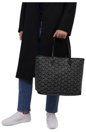 Мужская сумка-шопер la greca signature VERSACE серого цвета по цене 77400 руб., арт. 1001767/1A01444 | Фото 2 Мужская сумка-шопер la greca signature VERSACE серого цвета, арт. 1001767/1A01444 | Фото 2 (Материал: Экокожа; Размер: large)