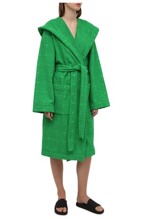 Женский хлопковый халат BOTTEGA VENETA зеленого цвета по цене 42650 руб., арт. 656096/3V106 | Фото 2 Женский хлопковый халат BOTTEGA VENETA зеленого цвета, арт. 656096/3V106 | Фото 2 (Материал внешний: Хлопок; Рукава: Длинные; Длина Ж (юбки, платья, шорты): До колена)