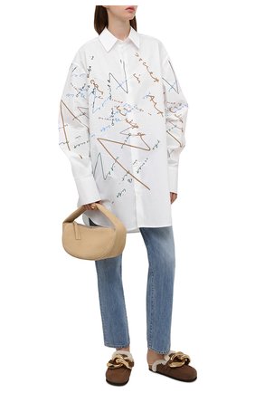 Женская хлопковая рубашка JW ANDERSON белого цвета по цене 51350 руб., арт. SH0142 PG0587 | Фото 2 Женская хлопковая рубашка JW ANDERSON белого цвета, арт. SH0142 PG0587 | Фото 2 (Длина (для топов): Удлиненные; Материал внешний: Хлопок; Рукава: Длинные; Стили: Романтичный; Принт: С принтом; Женское Кросс-КТ: Рубашка-одежда)