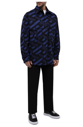 Мужская хлопковая рубашка VERSACE синего цвета по цене 109000 руб., арт. 1002203/1A01679 | Фото 2 Мужская хлопковая рубашка VERSACE синего цвета, арт. 1002203/1A01679 | Фото 2 (Материал внешний: Хлопок; Случай: Повседневный; Принт: С принтом; Рукава: Длинные; Рубашки М: Classic Fit; Манжеты: На пуговицах; Воротник: Кент; Стили: Кэжуэл; Длина (для топов): Стандартные)