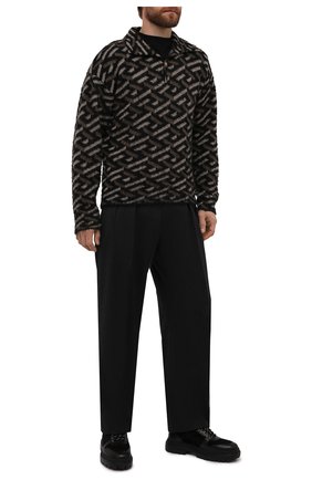 Мужской шерстяной свитер VERSACE хаки цвета по цене 76350 руб., арт. 1002037/1A01603 | Фото 2 Мужской шерстяной свитер VERSACE хаки цвета, арт. 1002037/1A01603 | Фото 2 (Длина (для топов): Стандартные; Рукава: Длинные; Материал внешний: Шерсть; Мужское Кросс-КТ: Свитер-одежда; Принт: С принтом; Стили: Милитари)