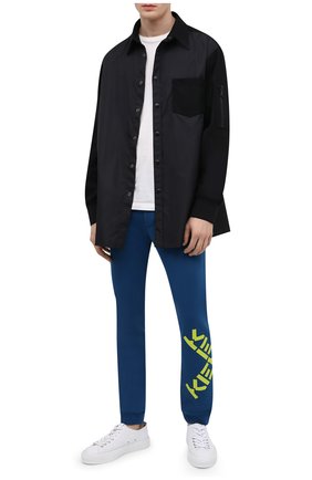 Мужские хлопковые джоггеры kenzo sport KENZO синего цвета по цене 24250 руб., арт. FB65PA7174MS | Фото 2 Мужские хлопковые джоггеры kenzo sport KENZO синего цвета, арт. FB65PA7174MS | Фото 2 (Материал внешний: Хлопок; Силуэт М (брюки): Джоггеры; Стили: Спорт-шик; Длина (брюки, джинсы): Стандартные)
