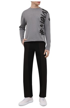Мужская хлопковый лонгслив MONCLER GRENOBLE серого цвета по цене 24500 руб., арт. G2-097-8D000-04-8390T | Фото 2 Мужская хлопковый лонгслив MONCLER GRENOBLE серого цвета, арт. G2-097-8D000-04-8390T | Фото 2 (Рукава: Длинные; Длина (для топов): Стандартные; Материал внешний: Хлопок; Принт: С принтом; Стили: Спорт-шик)