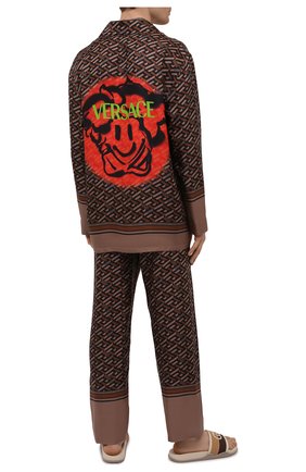 Мужская шелковая сорочка VERSACE коричневого цвета по цене 99500 руб., арт. 1001521/1A01771 | Фото 2 Мужская шелковая сорочка VERSACE коричневого цвета, арт. 1001521/1A01771 | Фото 2 (Длина (для топов): Стандартные; Материал внешний: Шелк; Рукава: Длинные; Кросс-КТ: домашняя одежда)