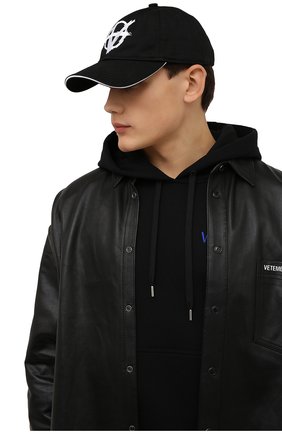 Мужской хлопковая бейсболка VETEMENTS черного цвета по цене 24650 руб., арт. UE52CA200W 1052/M | Фото 2 Мужской хлопковая бейсболка VETEMENTS черного цвета, арт. UE52CA200W 1052/M | Фото 2 (Материал: Хлопок, Текстиль)
