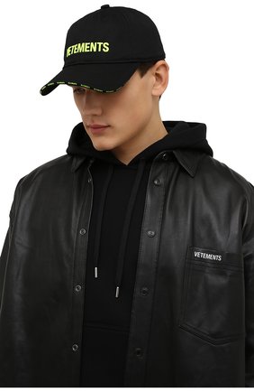 Мужской хлопковая бейсболка VETEMENTS черного цвета по цене 24650 руб., арт. UE52CA100X 1052/M | Фото 2 Мужской хлопковая бейсболка VETEMENTS черного цвета, арт. UE52CA100X 1052/M | Фото 2 (Материал: Хлопок, Текстиль)