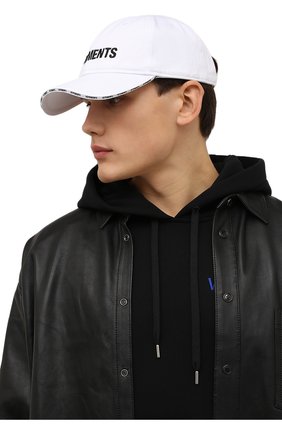 Мужской хлопковая бейсболка VETEMENTS белого цвета по цене 24650 руб., арт. UE52CA100W 1052/M | Фото 2 Мужской хлопковая бейсболка VETEMENTS белого цвета, арт. UE52CA100W 1052/M | Фото 2 (Материал: Хлопок, Текстиль)