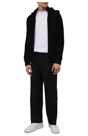 Мужской кашемировый кардиган ERMENEGILDO ZEGNA черного цвета по цене 312500 руб., арт. UYK52/177 | Фото 2 Мужской кашемировый кардиган ERMENEGILDO ZEGNA черного цвета, арт. UYK52/177 | Фото 2 (Длина (для топов): Стандартные; Материал внешний: Кашемир, Шерсть; Рукава: Длинные; Мужское Кросс-КТ: Кардиган-одежда; Стили: Спорт-шик)