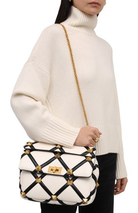Женская сумка roman stud large VALENTINO черно-белого цвета по цене 243500 руб., арт. WW0B0I60/ZDF | Фото 2 Женская сумка roman stud large VALENTINO черно-белого цвета, арт. WW0B0I60/ZDF | Фото 2 (Материал: Натуральная кожа; Сумки-технические: Сумки top-handle; Размер: large; Ремень/цепочка: На ремешке)