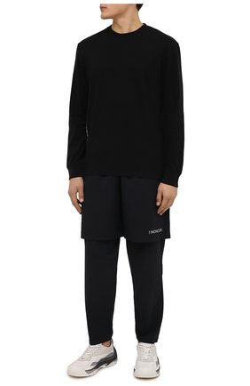 Мужские брюки 4 moncler hyke MONCLER GENIUS темно-синего цвета по цене 53050 руб., арт. G2-09K-2A000-01-M1187 | Фото 2 Мужские брюки 4 moncler hyke MONCLER GENIUS темно-синего цвета, арт. G2-09K-2A000-01-M1187 | Фото 2 (Материал внешний: Синтетический материал; Длина (брюки, джинсы): Стандартные; Кросс-КТ: Спорт; Стили: Спорт-шик)