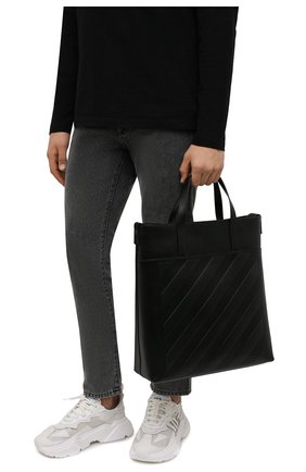 Мужская кожаная сумка-тоут OFF-WHITE черного цвета по цене 73950 руб., арт. 0MNA151F21LEA001 | Фото 2 Мужская кожаная сумка-тоут OFF-WHITE черного цвета, арт. 0MNA151F21LEA001 | Фото 2 (Материал: Натуральная кожа; Ремень/цепочка: На ремешке; Размер: large)