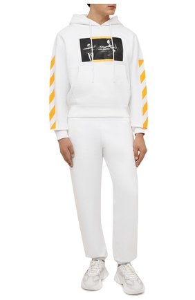 Мужские хлопковые джоггеры OFF-WHITE белого цвета по цене 38500 руб., арт. 0MCH029F21FLE002 | Фото 2 Мужские хлопковые джоггеры OFF-WHITE белого цвета, арт. 0MCH029F21FLE002 | Фото 2 (Длина (брюки, джинсы): Стандартные; Материал внешний: Хлопок; Мужское Кросс-КТ: Брюки-трикотаж; Силуэт М (брюки): Джоггеры; Стили: Спорт-шик)