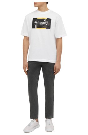 Мужская хлопковая футболка OFF-WHITE белого цвета по цене 26300 руб., арт. 0MAA120F21JER008 | Фото 2 Мужская хлопковая футболка OFF-WHITE белого цвета, арт. 0MAA120F21JER008 | Фото 2 (Материал внешний: Хлопок; Рукава: Короткие; Принт: С принтом; Стили: Гранж; Длина (для топов): Стандартные)
