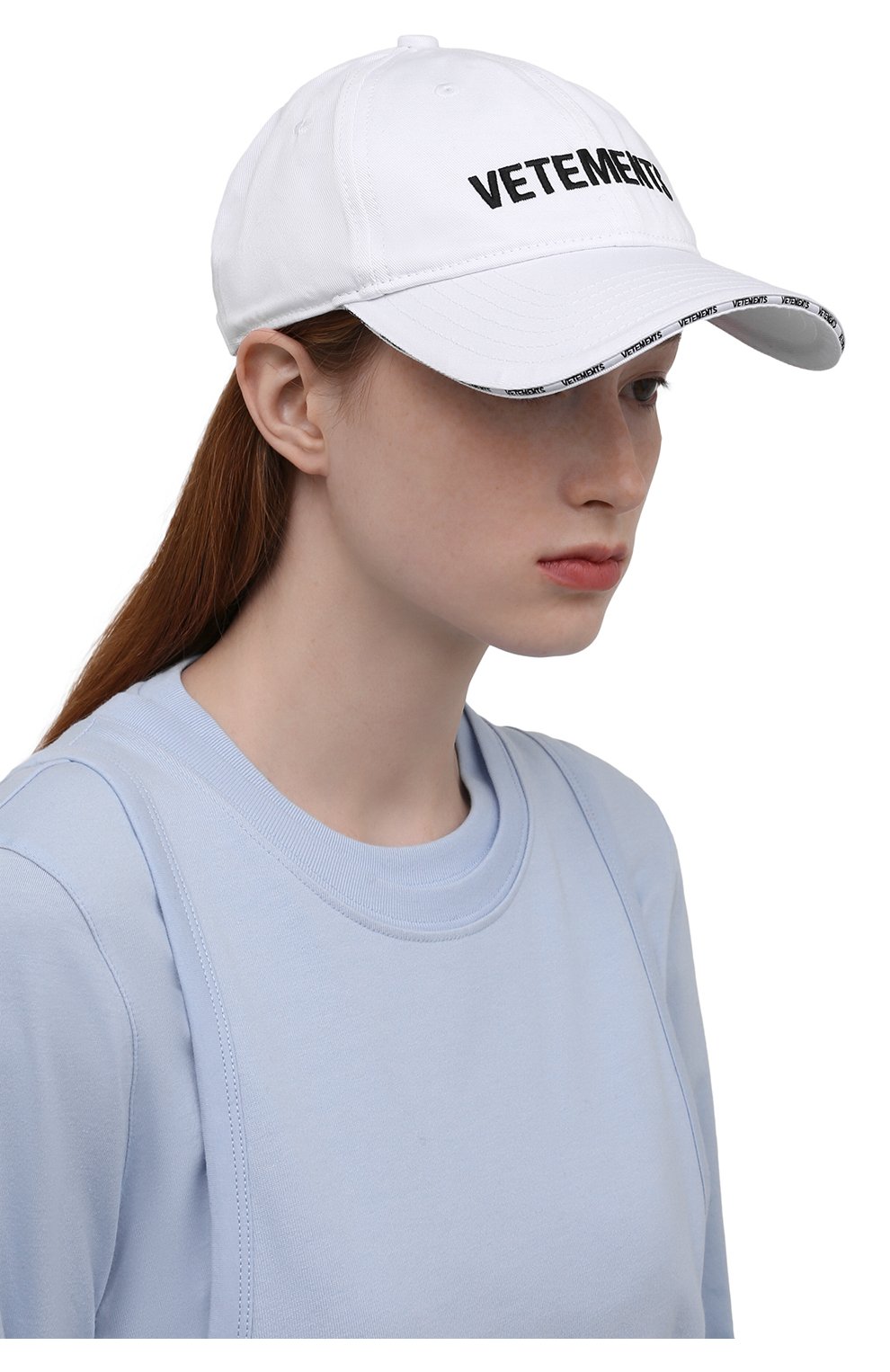 Женская хлопковая бейсболка VETEMENTS белого цвета по цене 24650 руб., арт. UE52CA100W 1052/W | Фото 2 Женская хлопковая бейсболка VETEMENTS белого цвета, арт. UE52CA100W 1052/W | Фото 2 (Материал: Текстиль, Хлопок)