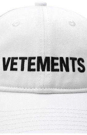 Женская хлопковая бейсболка VETEMENTS белого цвета по цене 24650 руб., арт. UE52CA100W 1052/W | Фото 4 Женская хлопковая бейсболка VETEMENTS белого цвета, арт. UE52CA100W 1052/W | Фото 4 (Материал: Текстиль, Хлопок)