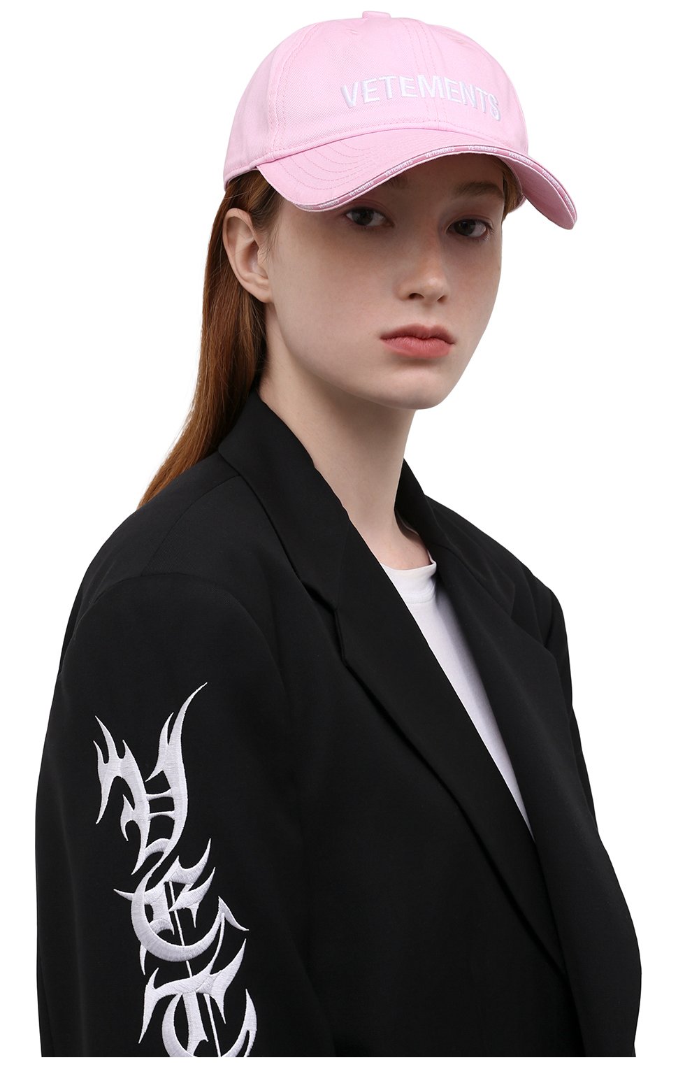 Женская хлопковая бейсболка VETEMENTS светло-розового цвета по цене 24650 руб., арт. UE52CA100P 1052/W | Фото 2 Женская хлопковая бейсболка VETEMENTS светло-розового цвета, арт. UE52CA100P 1052/W | Фото 2 (Материал: Текстиль, Хлопок)