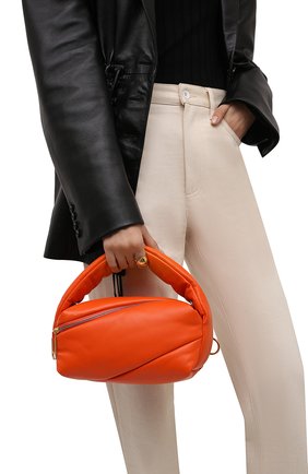 Женская сумка pump pouch OFF-WHITE оранжевого цвета по цене 99500 руб., арт. 0WNP007F21LEA001 | Фото 2 Женская сумка pump pouch OFF-WHITE оранжевого цвета, арт. 0WNP007F21LEA001 | Фото 2 (Материал: Натуральная кожа; Размер: medium, small; Сумки-технические: Сумки top-handle; Ремень/цепочка: На ремешке)
