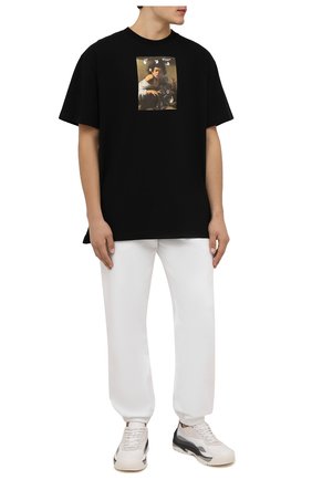 Мужская хлопковая футболка OFF-WHITE черного цвета по цене 26300 руб., арт. 0MAA038F21JER005 | Фото 2 Мужская хлопковая футболка OFF-WHITE черного цвета, арт. 0MAA038F21JER005 | Фото 2 (Рукава: Короткие; Длина (для топов): Удлиненные; Материал внешний: Хлопок; Стили: Спорт-шик; Принт: С принтом)