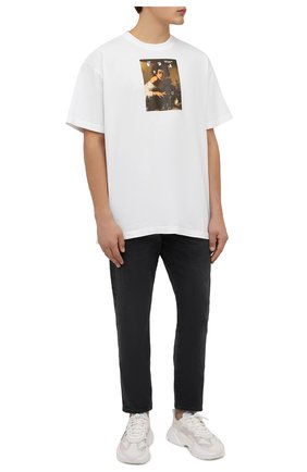 Мужская хлопковая футболка OFF-WHITE белого цвета по цене 26300 руб., арт. 0MAA038F21JER005 | Фото 2 Мужская хлопковая футболка OFF-WHITE белого цвета, арт. 0MAA038F21JER005 | Фото 2 (Материал внешний: Хлопок; Рукава: Короткие; Длина (для топов): Удлиненные; Стили: Спорт-шик; Принт: С принтом)