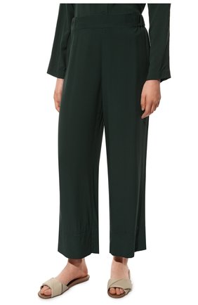 Женская пижама из вискозы SIMONE PERELE темно-зеленого цвета, арт. 18S957-18S660 | Фото 5 (Длина Ж (юбки, платья, шорты): Мини; Длина (брюки, джинсы): Стандартные; Рукава: На бретелях; Длина (для топов): Стандартные; Материал внешний: Вискоза)