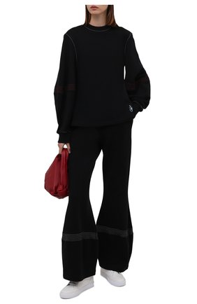Женские хлопковые брюки JW ANDERSON черного цвета по цене 32100 руб., арт. JR0001 PG0717 | Фото 2 Женские хлопковые брюки JW ANDERSON черного цвета, арт. JR0001 PG0717 | Фото 2 (Материал внешний: Хлопок; Длина (брюки, джинсы): Стандартные; Женское Кросс-КТ: Брюки-одежда; Стили: Спорт-шик; Силуэт Ж (брюки и джинсы): Расклешенные)