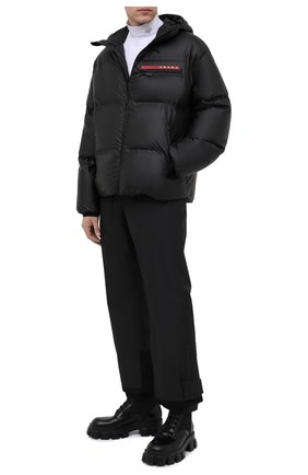 Мужская пуховая куртка PRADA черного цвета по цене 230000 руб., арт. SGB574-1T2Y-F0002-202 | Фото 2 Мужская пуховая куртка PRADA черного цвета, арт. SGB574-1T2Y-F0002-202 | Фото 2 (Материал внешний: Синтетический материал; Кросс-КТ: Куртка, другое; Мужское Кросс-КТ: пуховик-короткий; Стили: Спорт-шик; Длина (верхняя одежда): Короткие)