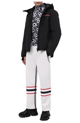 Мужской водолазка PRADA черно-белого цвета по цене 65000 руб., арт. UJL188-10Q5-F0967-211 | Фото 2 Мужской водолазка PRADA черно-белого цвета, арт. UJL188-10Q5-F0967-211 | Фото 2 (Материал внешний: Синтетический материал; Мужское Кросс-КТ: Водолазка-одежда; Стили: Спорт-шик; Принт: С принтом)