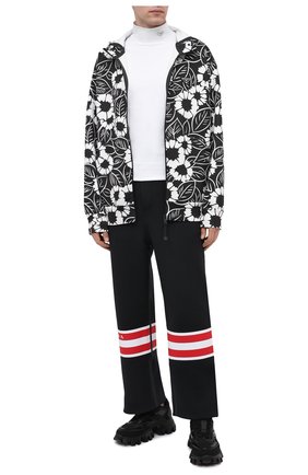 Мужская куртка PRADA черно-белого цвета по цене 145000 руб., арт. SJC590-10QJ-F0967-212 | Фото 2 Мужская куртка PRADA черно-белого цвета, арт. SJC590-10QJ-F0967-212 | Фото 2 (Материал внешний: Синтетический материал; Кросс-КТ: Куртка, Ветровка, другое; Стили: Спорт-шик; Длина (верхняя одежда): Короткие)