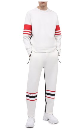 Мужской свитшот PRADA белого цвета по цене 115000 руб., арт. SJN287-10QM-F0009-212 | Фото 2 Мужской свитшот PRADA белого цвета, арт. SJN287-10QM-F0009-212 | Фото 2 (Материал внешний: Синтетический материал; Мужское Кросс-КТ: свитшот-одежда; Принт: С принтом; Стили: Спорт-шик; Длина (для топов): Стандартные; Рукава: Длинные)
