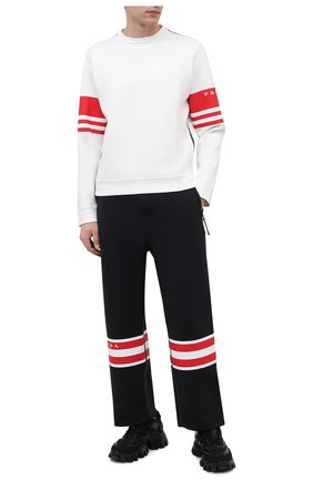 Мужские брюки PRADA черного цвета по цене 115000 руб., арт. SJP319-10QN-F0002-212 | Фото 2 Мужские брюки PRADA черного цвета, арт. SJP319-10QN-F0002-212 | Фото 2 (Материал внешний: Синтетический материал; Кросс-КТ: другое; Стили: Спорт-шик)
