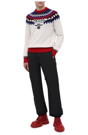 Мужской кашемировый свитер PRADA белого цвета, арт. UMB340-10P8-F0009-212 | Фото 2 (Материал внешний: Шерсть, Кашемир; Мужское Кросс-КТ: Свитер-одежда; Принт: С принтом; Стили: Спорт-шик)