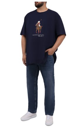 Мужская хлопковая футболка POLO RALPH LAUREN темно-синего цвета по цене 9420 руб., арт. 711853310/PRL BS | Фото 2 Мужская хлопковая футболка POLO RALPH LAUREN темно-синего цвета, арт. 711853310/PRL BS | Фото 2 (Длина (для топов): Удлиненные; Материал внешний: Хлопок; Рукава: Короткие; Принт: С принтом; Стили: Спорт-шик; Big sizes: Big Sizes)