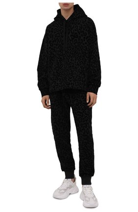 Мужские хлопковые джоггеры DOLCE & GABBANA темно-серого цвета по цене 76000 руб., арт. GWJYAZ/G7YTH | Фото 2 Мужские хлопковые джоггеры DOLCE & GABBANA темно-серого цвета, арт. GWJYAZ/G7YTH | Фото 2 (Материал внешний: Хлопок; Мужское Кросс-КТ: Брюки-трикотаж; Кросс-КТ: Спорт; Силуэт М (брюки): Джоггеры; Стили: Спорт-шик; Длина (брюки, джинсы): Стандартные)