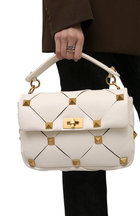 Женская сумка roman stud VALENTINO кремвого цвета по цене 243500 руб., арт. WW0B0I60/LIZ | Фото 2 Женская сумка roman stud VALENTINO кремвого цвета, арт. WW0B0I60/LIZ | Фото 2 (Размер: medium; Ремень/цепочка: На ремешке; Материал: Натуральная кожа; Сумки-технические: Сумки top-handle)