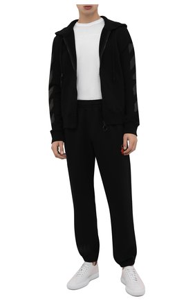 Мужские хлопковые джоггеры OFF-WHITE черного цвета по цене 38500 руб., арт. 0MCH029F21FLE002 | Фото 2 Мужские хлопковые джоггеры OFF-WHITE черного цвета, арт. 0MCH029F21FLE002 | Фото 2 (Материал внешний: Хлопок; Силуэт М (брюки): Джоггеры; Мужское Кросс-КТ: Брюки-трикотаж; Стили: Спорт-шик; Длина (брюки, джинсы): Стандартные)
