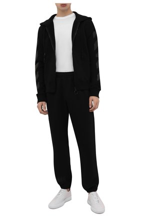 Мужские хлопковые джоггеры OFF-WHITE черного цвета по цене 37200 руб., арт. 0MCH029F21FLE001 | Фото 2 Мужские хлопковые джоггеры OFF-WHITE черного цвета, арт. 0MCH029F21FLE001 | Фото 2 (Материал внешний: Хлопок; Силуэт М (брюки): Джоггеры; Мужское Кросс-КТ: Брюки-трикотаж; Стили: Спорт-шик; Длина (брюки, джинсы): Стандартные)