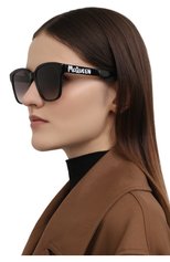 Женские солнцезащитные очки ALEXANDER MCQUEEN черного цвета, арт. 669321/J0740 | Фото 2 (Материал: Пластик; Тип очков: С/з; Очки форма: Квадратные; Оптика Гендер: оптика-женское)