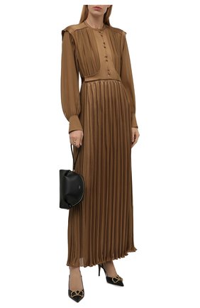 Женское шелковое платье CHLOÉ коричневого цвета по цене 380500 руб., арт. CHC21WR030003 | Фото 2 Женское шелковое платье CHLOÉ коричневого цвета, арт. CHC21WR030003 | Фото 2 (Материал внешний: Шелк; Материал подклада: Шелк; Женское Кросс-КТ: Платье-одежда; Длина Ж (юбки, платья, шорты): Макси; Рукава: Длинные; Случай: Вечерний; Стили: Романтичный)