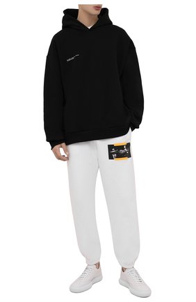 Мужские хлопковые джоггеры OFF-WHITE белого цвета по цене 47250 руб., арт. 0MCH029F21FLE005 | Фото 2 Мужские хлопковые джоггеры OFF-WHITE белого цвета, арт. 0MCH029F21FLE005 | Фото 2 (Материал внешний: Хлопок; Силуэт М (брюки): Джоггеры; Стили: Спорт-шик; Длина (брюки, джинсы): Стандартные)