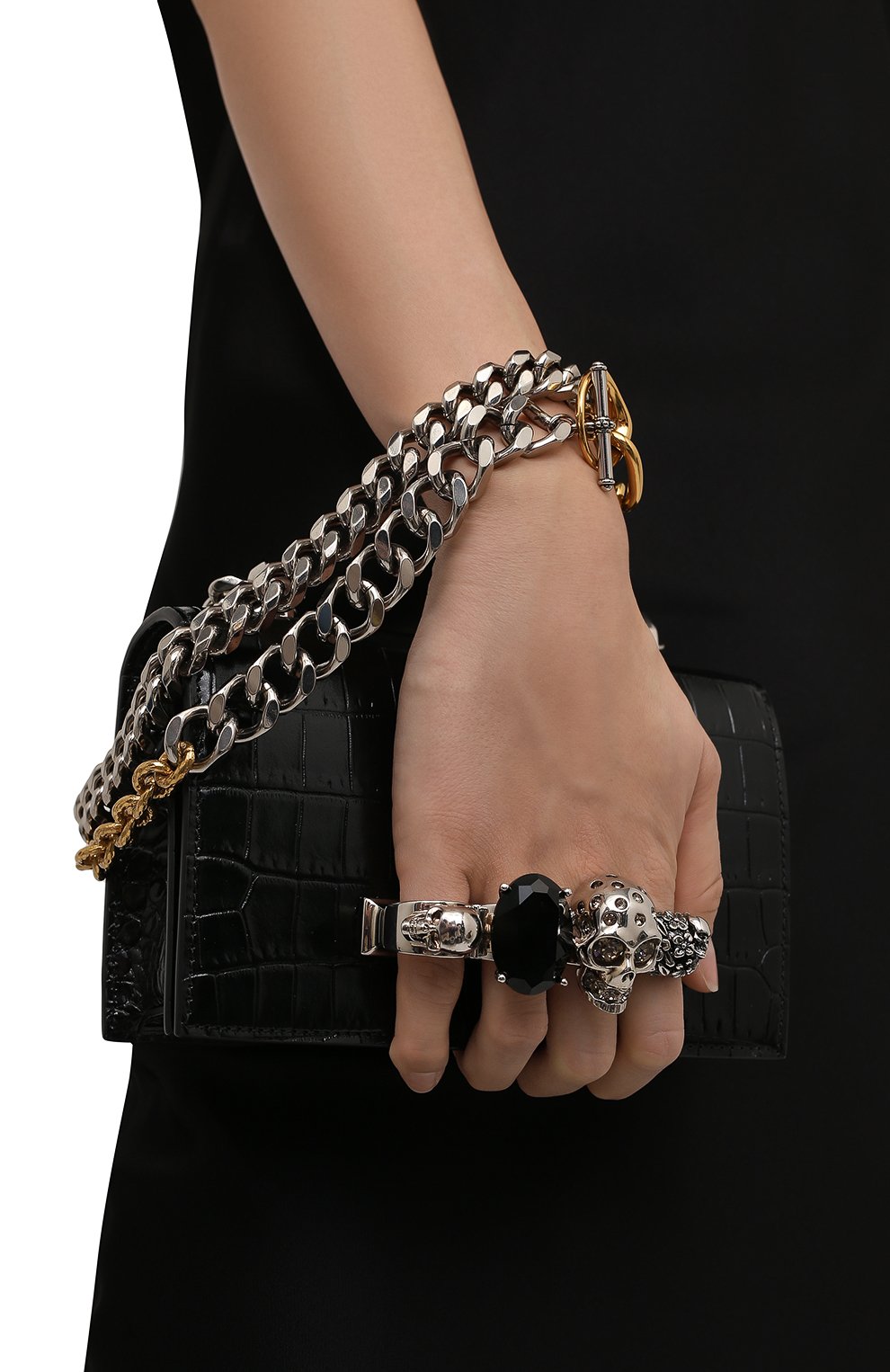 Женская сумка knuckle mini ALEXANDER MCQUEEN черного цвета по цене 156000 руб., арт. 680963/1HB0Z | Фото 2 Женская сумка knuckle mini ALEXANDER MCQUEEN черного цвета, арт. 680963/1HB0Z | Фото 2 (Женское Кросс-КТ: Вечерняя сумка; Сумки-технические: Сумки через плечо; Материал: Натуральная кожа; Размер: mini; Ремень/цепочка: На ремешке)
