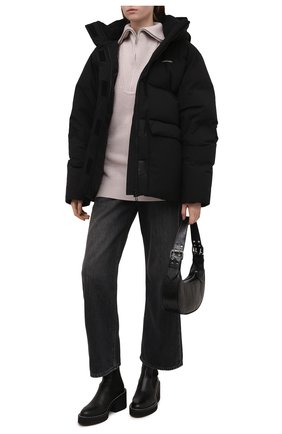 Женский пуховик HOLZWEILER черного цвета по цене 52350 руб., арт. 13007/BESSEGGEN D0WN JACKET | Фото 2 Женский пуховик HOLZWEILER черного цвета, арт. 13007/BESSEGGEN D0WN JACKET | Фото 2 (Материал утеплителя: Пух и перо; Длина (верхняя одежда): Короткие; Материал подклада: Синтетический материал; Рукава: Длинные; Материал внешний: Синтетический материал; Стили: Спорт-шик; Кросс-КТ: Куртка, Пуховик)