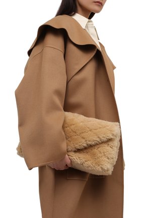 Женский клатч sade puffer SAINT LAURENT бежевого цвета по цене 196000 руб., арт. 655004/28B17 | Фото 2 Женский клатч sade puffer SAINT LAURENT бежевого цвета, арт. 655004/28B17 | Фото 2 (Размер: large; Материал: Натуральный мех; Женское Кросс-КТ: Клатч-клатчи)