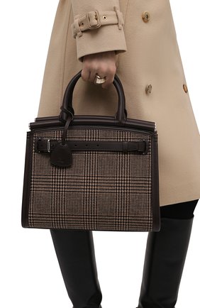 Женская сумка rl 50 medium RALPH LAUREN темно-коричневого цвета по цене 194000 руб., арт. 435856481 | Фото 2 Женская сумка rl 50 medium RALPH LAUREN темно-коричневого цвета, арт. 435856481 | Фото 2 (Размер: medium; Ремень/цепочка: На ремешке; Материал: Текстиль; Сумки-технические: Сумки top-handle)